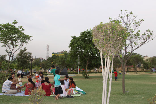 Swarna Jayanti Park - Families picnicking