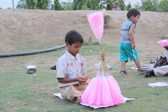 Swarna Jayanti Park - Young Boy selling candy