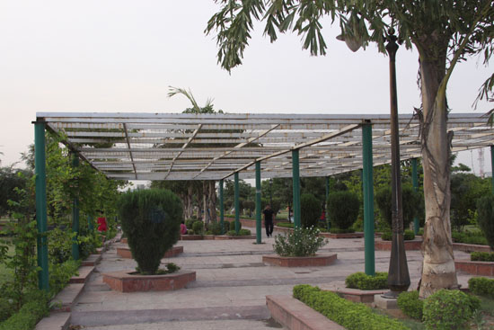 Swarna Jayanti Park - central walkway