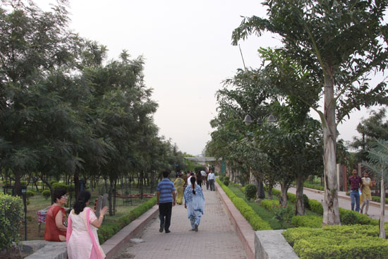 Swarna Jayanti Park - nice walkways